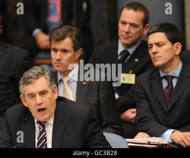 Le Premier ministre britannique Gordon Brown s'exprime devant le Conseil de sécurité de l'ONU à New York, tandis que le secrétaire britannique aux Affaires étrangères David Miliband écoute en arrière-plan. Banque D'Images