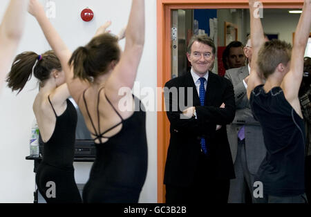 Lord Mandelson, secrétaire d'entreprise, observe des danseurs lors d'une visite à l'école britannique des arts de la scène de Croydon. Banque D'Images