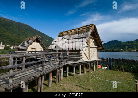 Réplique de maison en bois avec toit de chaume, le lac Revine, plateau Cansiglio, Trévise, Vénétie, Italie, Europe Banque D'Images