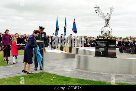 La princesse royale dévoile une plaque pour ouvrir le premier jardin national du souvenir à la mémoire de ceux qui ont servi dans les forces aériennes de la RAF et du Commonwealth, à l'arboretum du Mémorial national du Staffordshire. Banque D'Images