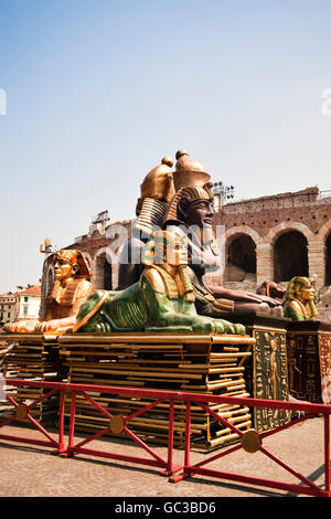 Accessoires de théâtre à l'extérieur de l'Arène de Vérone, l'amphithéâtre romain de Vérone, Italie, Europe Banque D'Images