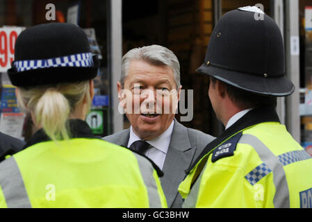 Le secrétaire à l'intérieur Alan Johnson rencontre aujourd'hui des policiers à Brighton le deuxième jour de la conférence du Parti travailliste au Brighton Centre, Brighton, East Sussex. Banque D'Images