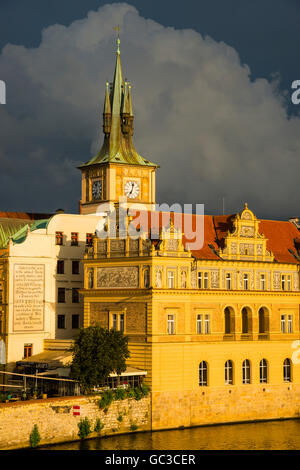 Musée Bedrich Smetana, l'arrière de l'eau Vieille Ville tour du centre historique, Smetana Kai, centre historique, Prague, la bohême Banque D'Images