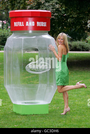 La personnalité de la télévision Amanda Holden pose avec un pot géant de café Kenco dans les jardins de Russell Square à Londres, pour le lancement du défi de réapprovisionnement écologique de Kenco sans déchets, ce qui vise à encourager les gens à remplir et à réutiliser leurs bocaux à café vides, ce qui empêche jusqu'à 26,000 tonnes de déchets d'emballage d'être envoyés à la décharge. Banque D'Images