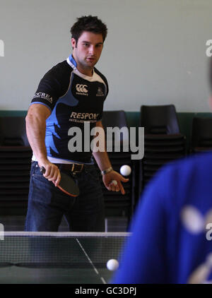 Rugby Union - défi de tennis de table - Centre communautaire de Knightswood.Johnnie Beattie des Glasgow Warriors lors d'un défi de tennis de table au centre communautaire de Knightswood, Glasgow. Banque D'Images