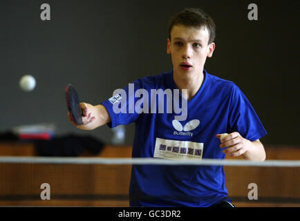 Rugby Union - défi de tennis de table - Centre communautaire de Knightswood.Écosse Sean Doherty, champion de tennis de table de moins de 18 ans, lors d'un défi de tennis de table au centre communautaire de Knightswood, à Glasgow. Banque D'Images