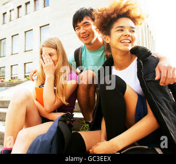 Les adolescents groupe mignon à l'édifice de l'université Banque D'Images