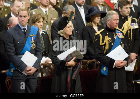 Le Prince William (à gauche), la duchesse de Cornouailles et le Prince de Galles assistent à un service à la cathédrale Saint-Paul, dans le centre de Londres, pour commémorer la fin des opérations de combat en Irak. Banque D'Images