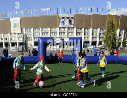 L'Angleterre joue la Suède dans un tournoi junior féminin (10 ans et moins) devant le stade avant le match de qualification de la coupe du monde de la FIFA contre le pays de Galles en Finlande au stade olympique d'Helsinki. Banque D'Images