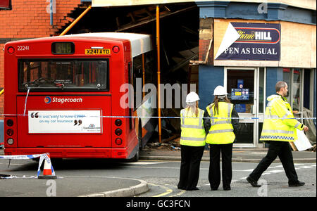 La scène par un William Hill bookmakers à Dukinfield, dans le Grand Manchester, après qu'un bus a labouré à travers le mur du bâtiment, tuant un homme. Banque D'Images