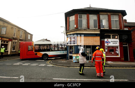 La scène par un William Hill bookmakers à Dukinfield, dans le Grand Manchester, après qu'un bus a labouré à travers le mur du bâtiment, tuant un homme. Banque D'Images