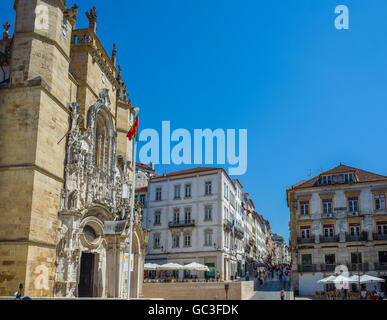 Façade du Monastère de Santa Cruz à Praca 8 de Maio square. Coimbra, Portugal. Banque D'Images