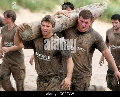 Glasgow Warriors joueurs de rugby Chris Cuiter et Moray Low (à droite) pendant l'entraînement pré-saison avec Royal Marines Commando 45 Squadron à leur base à Condor à Arbroath. Banque D'Images