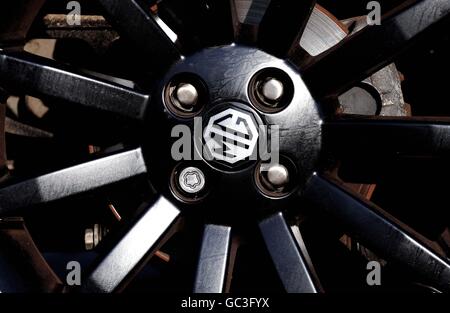 Logo MG sur une roue à l'extérieur de l'usine MG Motor Longbridge à Birmingham.Une enquête a été mise en place par le gouvernement après LA MISE en administration DE MG Rover le 8 2005 avril. Banque D'Images