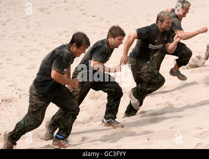 Le joueur de rugby des Glasgow Warriors Chris Cuiter (deuxième à gauche) et Mark McMillan (troisième à gauche) pendant l'entraînement pré-saison avec le Royal Marines Commando 45 Squadron à leur base de Condor à Arbroath. Banque D'Images