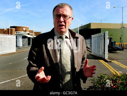 Rapport MG Rover.Labor MP pour Longbridge Richard Burden à l'extérieur DE MG Motor Longbridge Plant à Longbridge, Birmingham . Banque D'Images