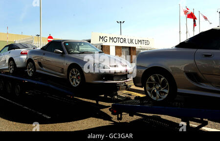 Voitures MG quittant l'usine MG Motor Longbridge à Longbridge, Birmingham. Banque D'Images