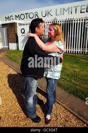 L'ancien travailleur Andy Cartwright avec sa femme Gemma à l'extérieur DE L'usine MG Motor Longbridge à Longbridge, Birmingham. Banque D'Images