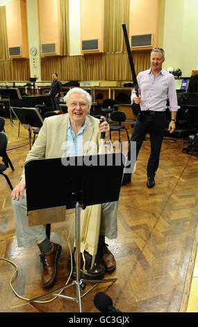 Rory Bremner avec un fusil et Sir David Attenborough (à gauche), avec un polisseur de sol, lors d'une répétition de « A Grand, Grand Overture » de Sir Malcolm Arnold - qui ouvrira la deuxième moitié de la dernière nuit des Proms de la BBC - dans les studios de la BBC à Maida Vale. Banque D'Images