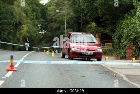 La scène dans Lower Wokingham Road près de Crowthorne, Berkshire après qu'un homme soit laissé gravement malade à l'hôpital après avoir été abattu sur un site de maison mobile proche. Banque D'Images