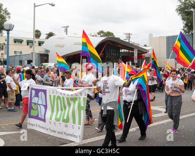 Los Angeles Youth Network group paradant dans la Pride Parade 2016 Banque D'Images