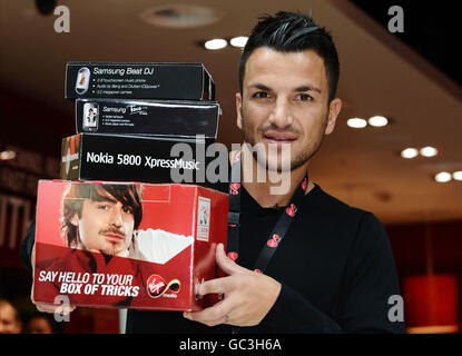 Peter Andre ouvre un nouveau magasin Virgin Media à Londres.Peter Andre ouvre le nouveau magasin Virgin Media au centre commercial Westfield de Londres. Banque D'Images