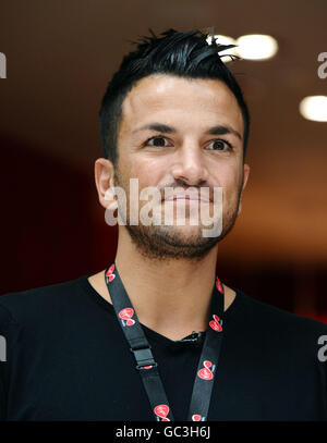 Peter Andre ouvre un nouveau magasin Virgin Media à Londres.Peter Andre ouvre le nouveau magasin Virgin Media au centre commercial Westfield de Londres. Banque D'Images