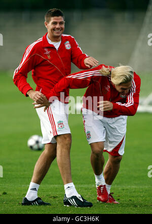 Football - UEFA Champions League - Groupe E - Liverpool / Debreceni VSC - Liverpool Training and Press Conference - Melwood Trai....Steven Gerrard de Liverpool partage une blague avec Andriy Voronin lors d'une session d'entraînement à Melwood Training Ground, Liverpool. Banque D'Images