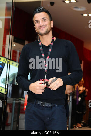 Peter Andre ouvre le nouveau magasin Virgin Media au centre commercial Westfield de Londres. Banque D'Images