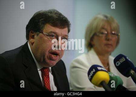 L-R Taoiseach Brian Cowen et la ministre des Affaires sociales et familiales Mary Hanafin tiennent une conférence de presse le dernier jour de la fête Fianna Fail 'Think In' qui se tient à l'hôtel Hodson Bay à Athlone. Banque D'Images