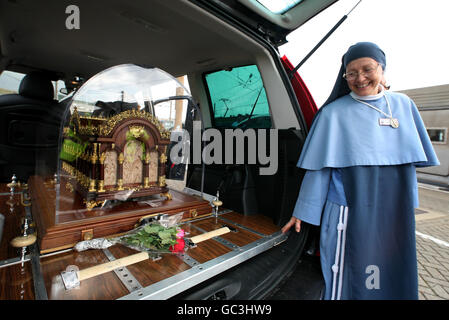 Sœur Marie-Christine avec un cercueil contenant une partie des vestiges de St Thérèse de Lisieux, alors qu'elle arrive au site Eurotunnel à Folkestone, Kent, avant sa visite d'un mois de 28 sites, à partir de mercredi à la cathédrale de Portsmouth. Banque D'Images