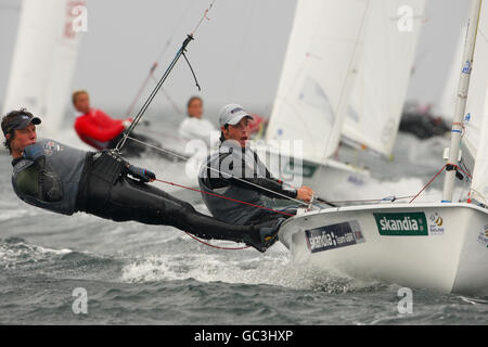 Luke patience (casquette grise) et Stuart Bithell en action dans leur bateau de sport 470 pendant la Skandia Sail pour la régate d'or sur la Manche. Banque D'Images