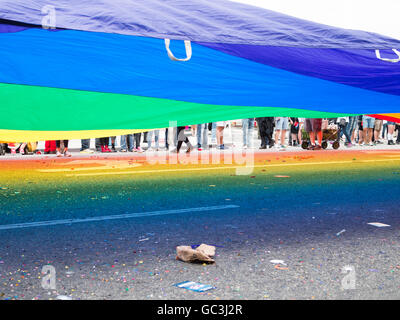 Les couleurs du drapeau Gay reflétée sur la chaussée dans la Pride Parade 2016 Banque D'Images