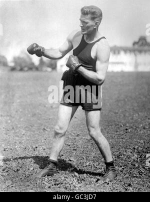 Gene Tunney dans une posture parlante avant son combat avec Jack Dempsey à Philadelphie. Banque D'Images