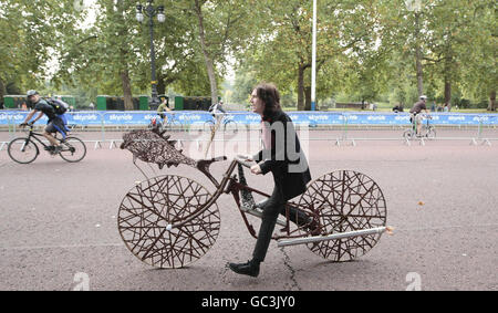 Un homme fait du vélo avec des roues métalliques lors de l'événement London Skyride 2009 dans le centre de Londres. Banque D'Images