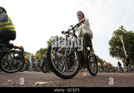 Les cyclistes participent à l'événement Skyride de Londres 2009 dans le centre de Londres. Banque D'Images