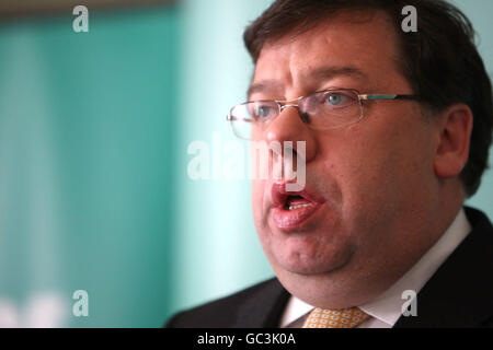 Taoiseach Brian Cowen photographié lors d'un point de presse discutant des avantages économiques d'un vote oui lors du référendum sur le Traité de Lisbonne à l'hôtel Merrion, Dublin. Banque D'Images