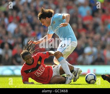 Football - Barclays Premier League - Manchester United / Manchester City - Old Trafford.Carlos Tevez (à droite) de Manchester City et Oliveira Anderson (à gauche) de Manchester United se battent pour le ballon Banque D'Images