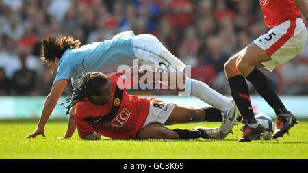 Football - Barclays Premier League - Manchester United / Manchester City - Old Trafford.Carlos Tevez (à droite) de Manchester City et Oliveira Anderson (à gauche) de Manchester United se battent pour le ballon Banque D'Images