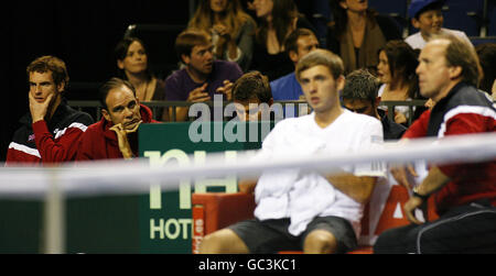 Andy Murray (à gauche), de la Grande-Bretagne, regarde pendant la coupe Davis Euro/Africa Group I Tie de relégation à l'Echo Arena, Liverpool. Banque D'Images