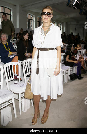 London Fashion week - Matthew Williamson Catwalk.Model Yasmin le bon au spectacle Matthew Williamson London Fashion week, organisé à Howick place, Londres. Banque D'Images