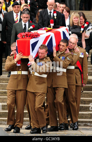 Les funérailles du Fusilier Shaun Bush, du 2e Bataillon, du Royal Regiment of Fusiliers à la cathédrale de Coventry. Il a été blessé alors qu'il tentait de secourir un camarade lors d'une patrouille à pied dans la province de Helmand, en Afghanistan, et il est décédé à l'hôpital 10 jours plus tard. Banque D'Images