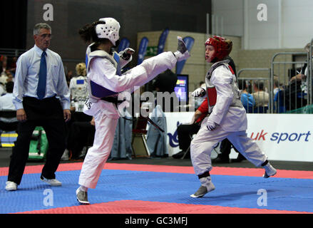 Sophie Threlfall (droite) de Grande-Bretagne en action contre Jessica de Suède Soares (à gauche) dans la division de mouche femelle Banque D'Images