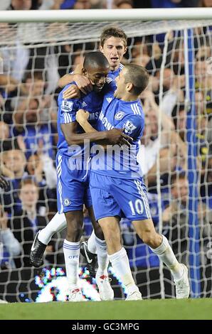 Salomon Kalou (à gauche), de Chelsea, célèbre le premier but de ses côtés Du jeu avec Joe Cole (à droite) et Fabio Borini Banque D'Images