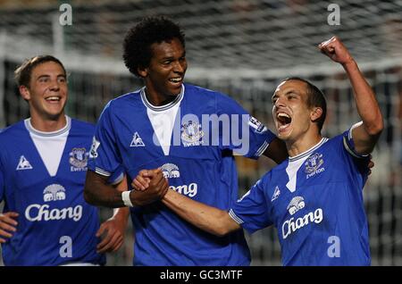 Leon Osman (à droite) d'Everton célèbre avec ses coéquipiers Joao Alves JO (au centre) et Dan Gosling après avoir obtenu la quatrième note but du jeu Banque D'Images