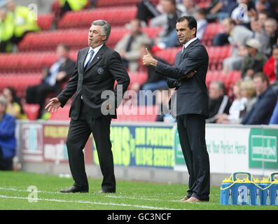 Soccer - Barclays Premier League - Wigan Athletic / Chelsea - DW Stadium.Le manaager de Chelsea Carlo Ancelotti (à gauche) et le Manager de Wigan Athletic Roberto Martinez sur la ligne de contact Banque D'Images