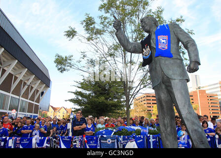 Les fans d'Ipswich Town et de Newcastle United attendent que des serments soient posés au pied d'une statue du regretté Sir Bobby Robson avant le match de championnat Coca-Cola à Portman Road, Ipswich. Banque D'Images