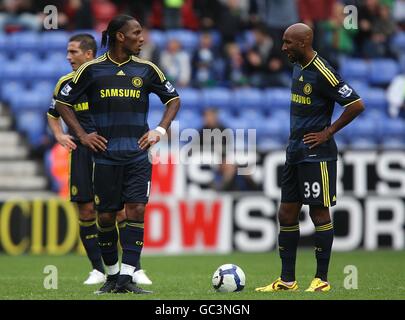 Frank Lampard, de Chelsea (à gauche), Didier Drogba et Nicolas Anelka se sont abattus après que Wigan ait terminé son troisième but Banque D'Images