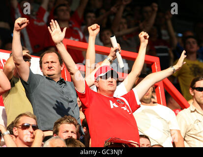 Les fans de Charlton Athletic fêtent après le coup de sifflet final lors du match Coca-Cola League One à la Valley, Charlton. Banque D'Images