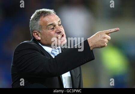 Football - Championnat de la ligue de football Coca-Cola - Cardiff City v Derby County - Cardiff City Stadium. Dave Jones, directeur de la ville de Cardiff, sur la ligne de contact. Banque D'Images